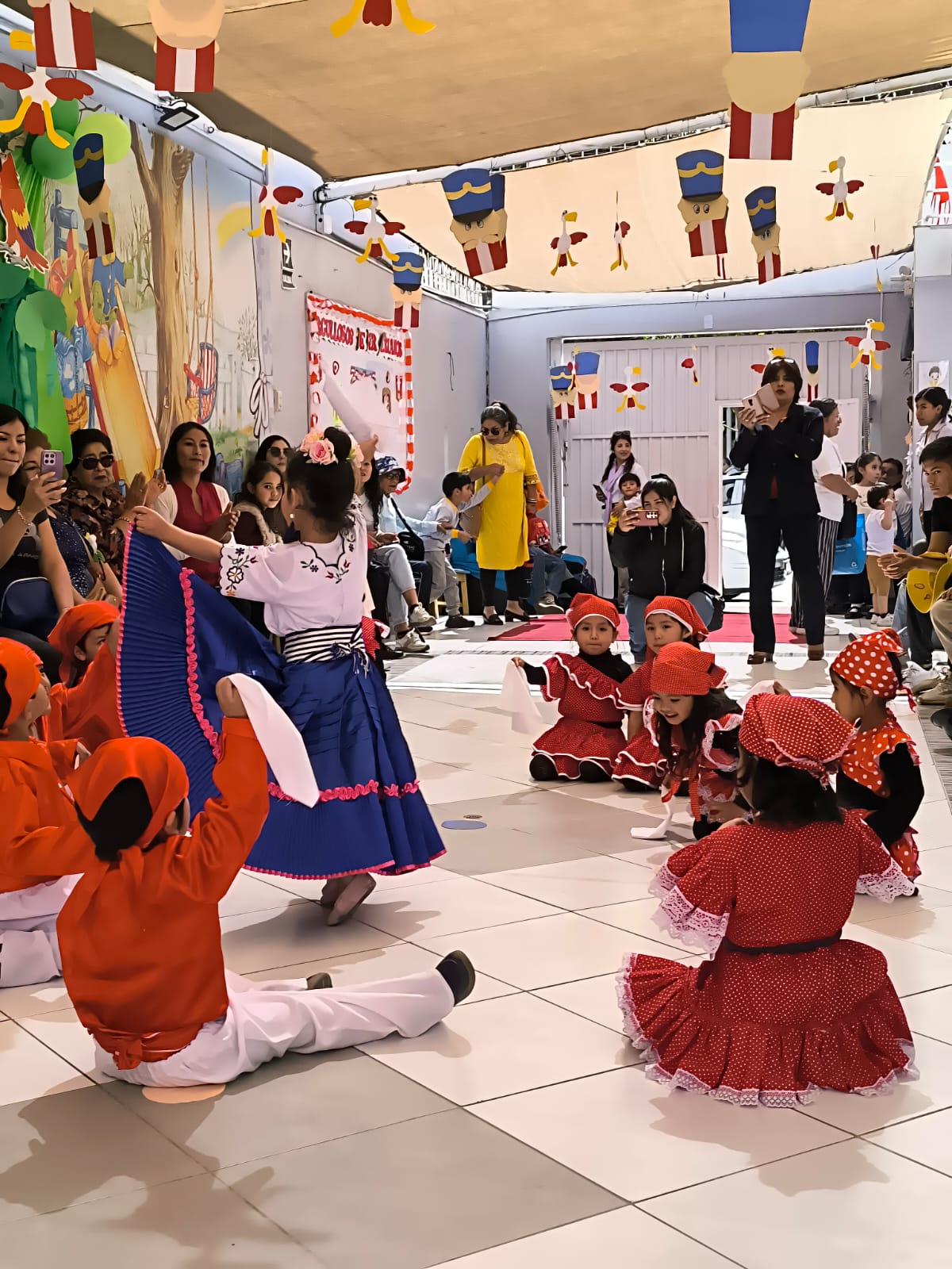 Niños con trajes típicos peruanos en presentación de danza