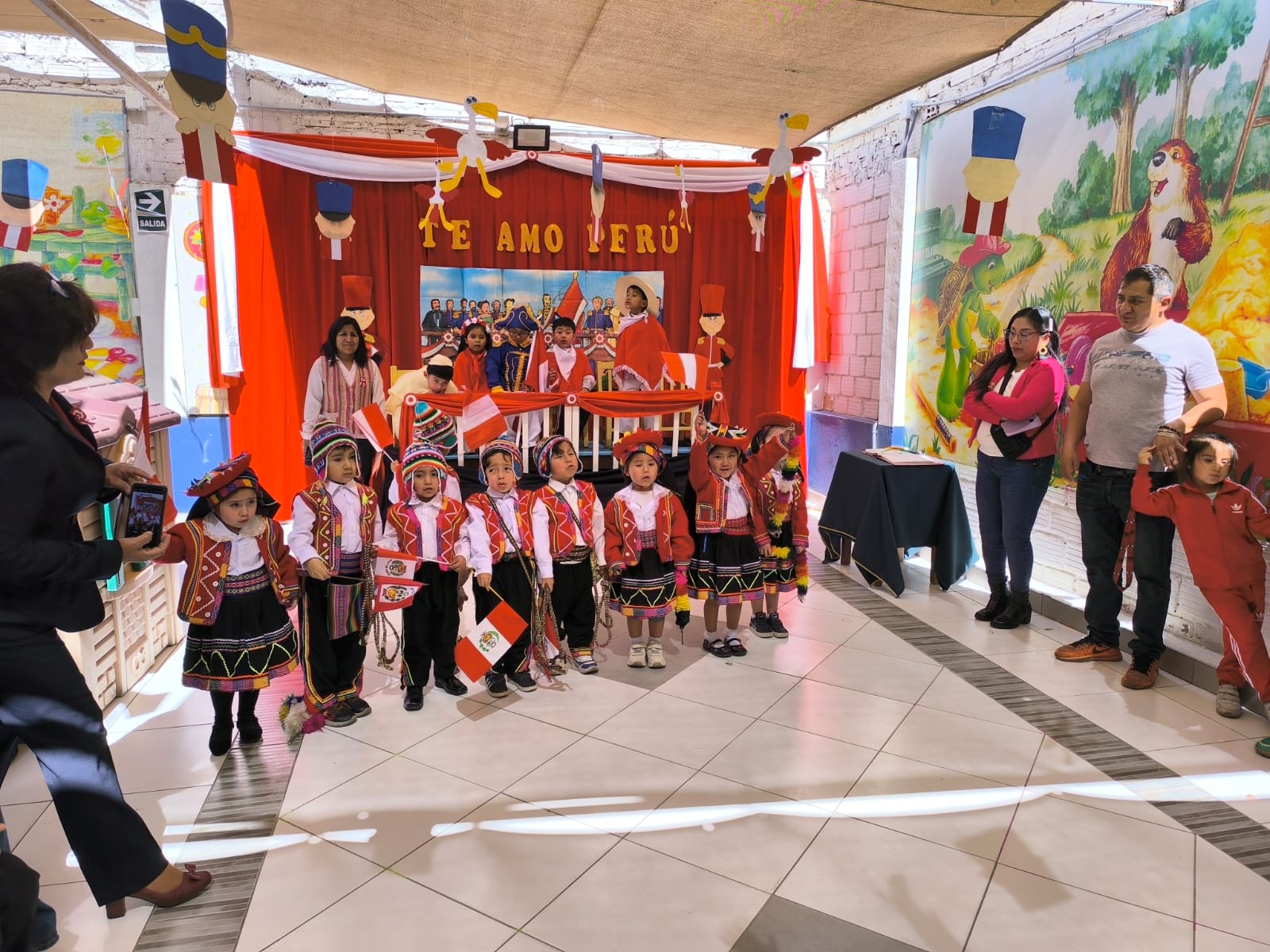 Presentación de danza folklórica peruana — niños de Cuna Jardín Cristo Blanco
